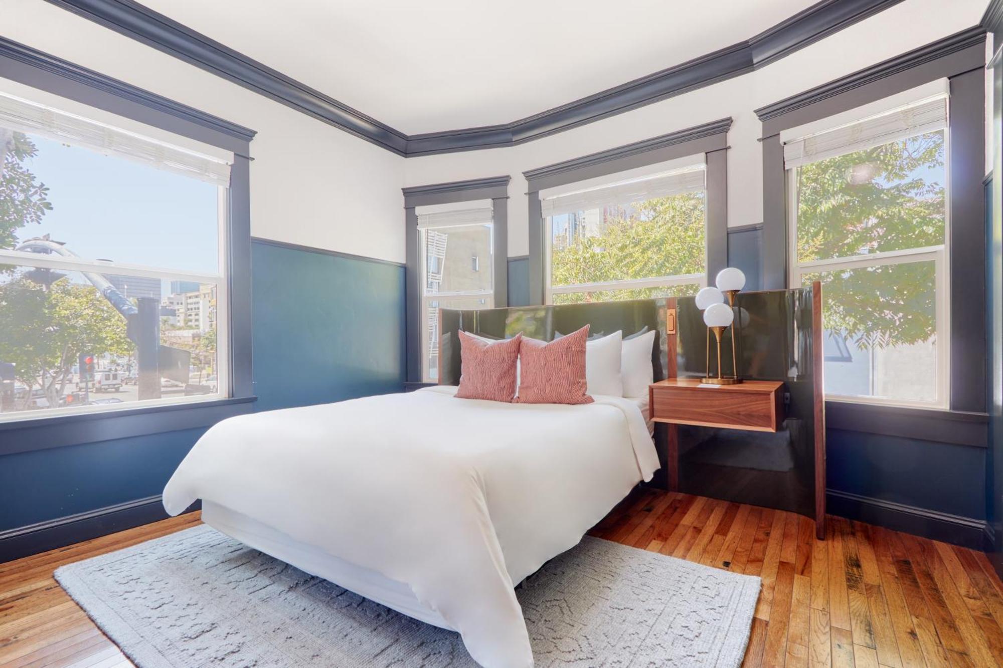 The Davis Downtown San Diego Chambre photo