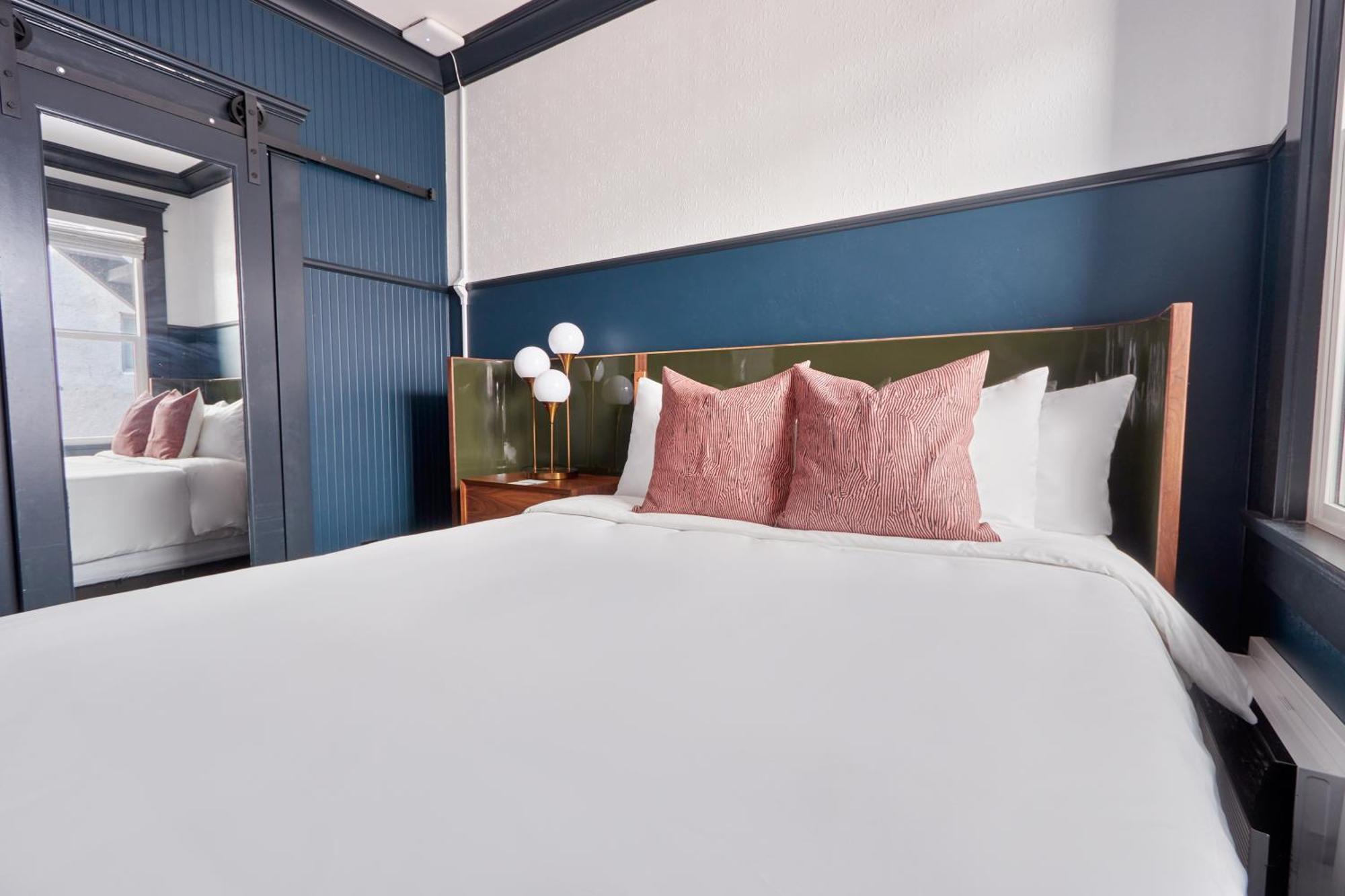 The Davis Downtown San Diego Chambre photo